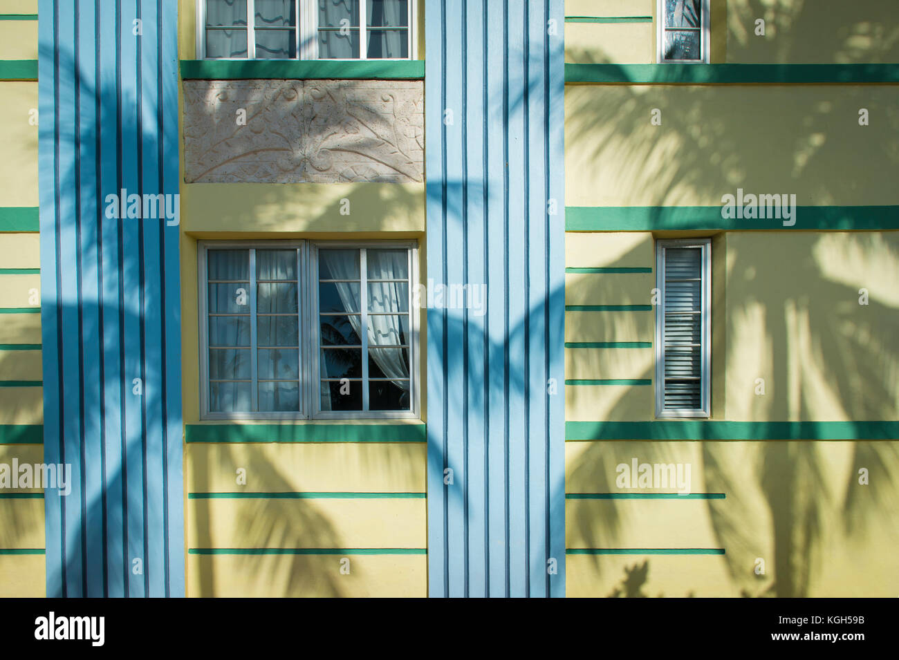 Classic 1930s Art-deco-Architektur und Palmen Schatten am Ocean Drive, Miami Beach. Stockfoto