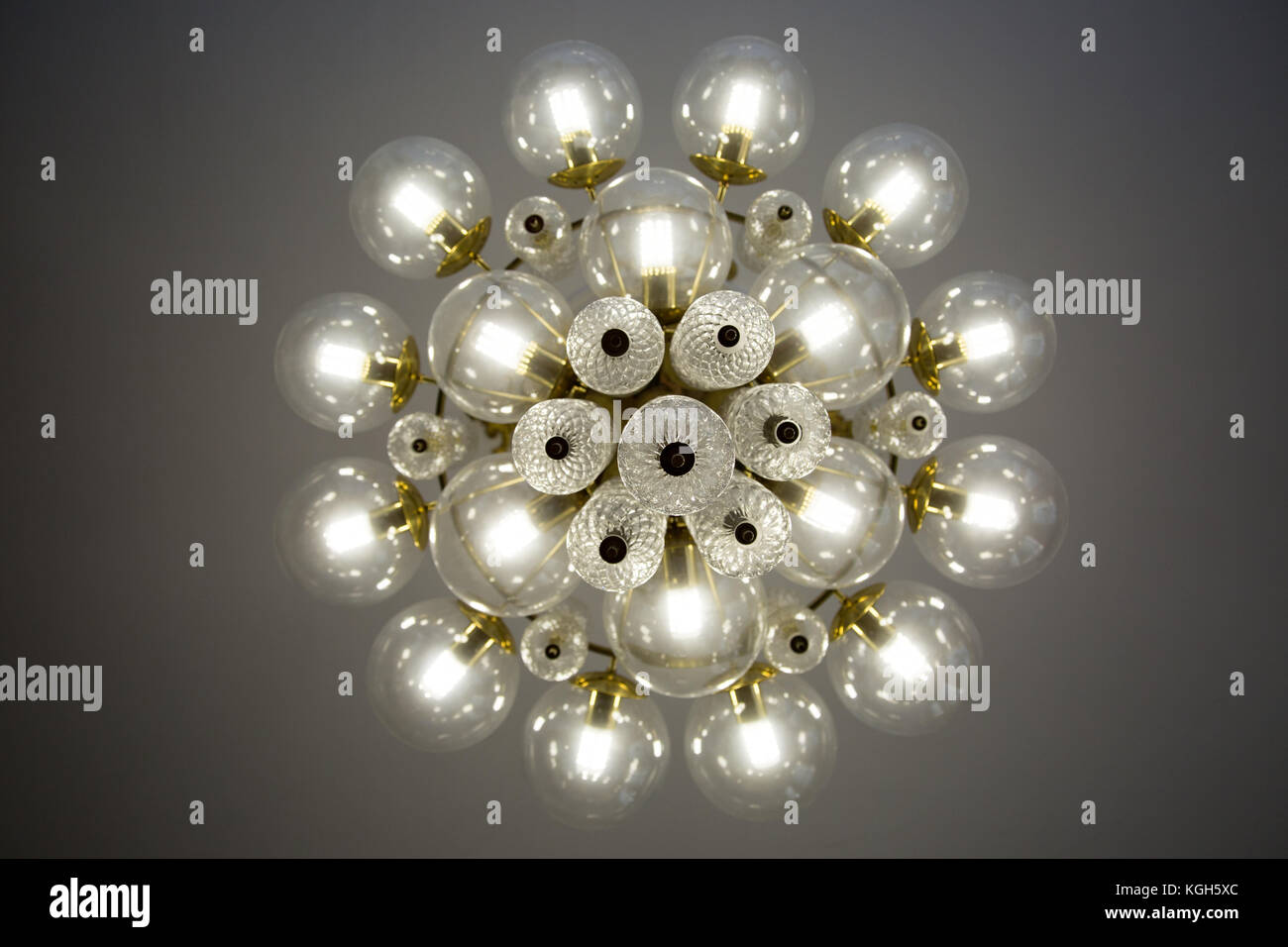 Kristall Kronleuchter aus Sicht von unten, runde Form, runden Glas  Glühlampe Abdeckungen, Leuchten, Energiesparlampen Stockfotografie - Alamy