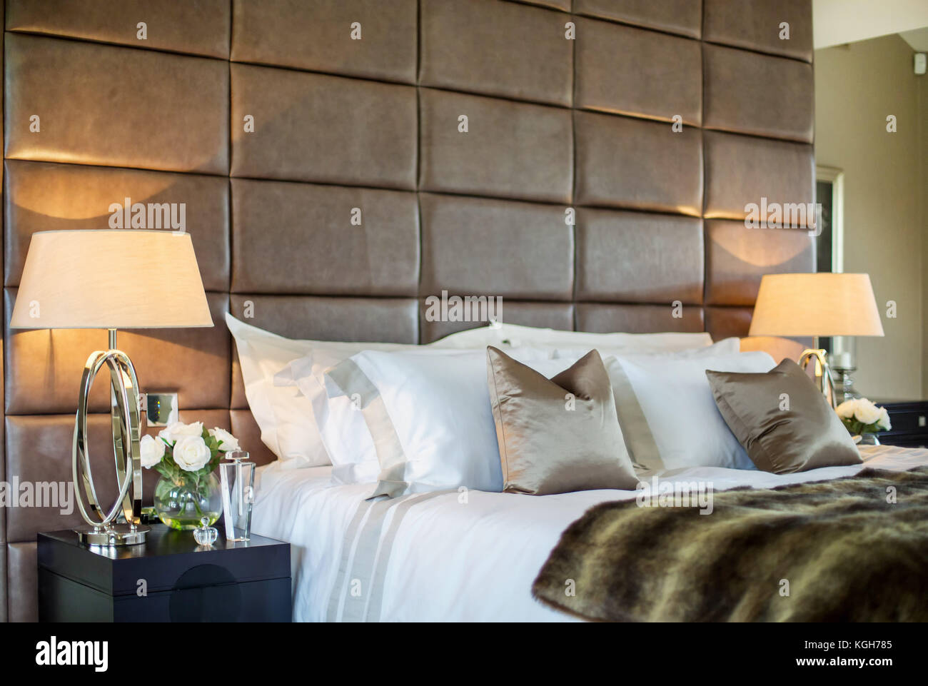 Enge Schoß des Luxus Bett im großen Haus Stockfoto