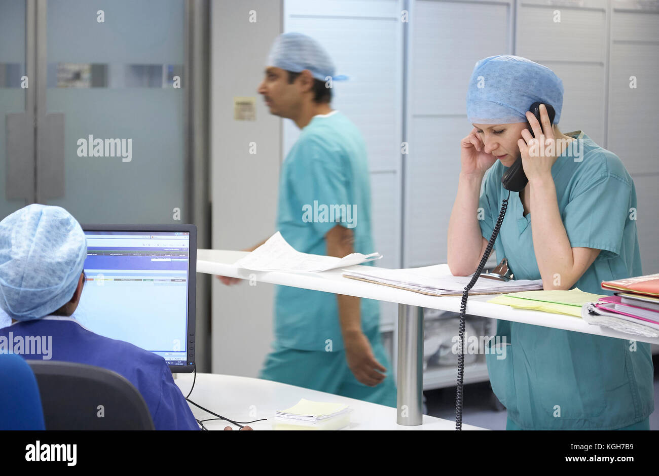 Krankenschwester sprechen über ein Telefon in einem Krankenhaus in Großbritannien. Stockfoto
