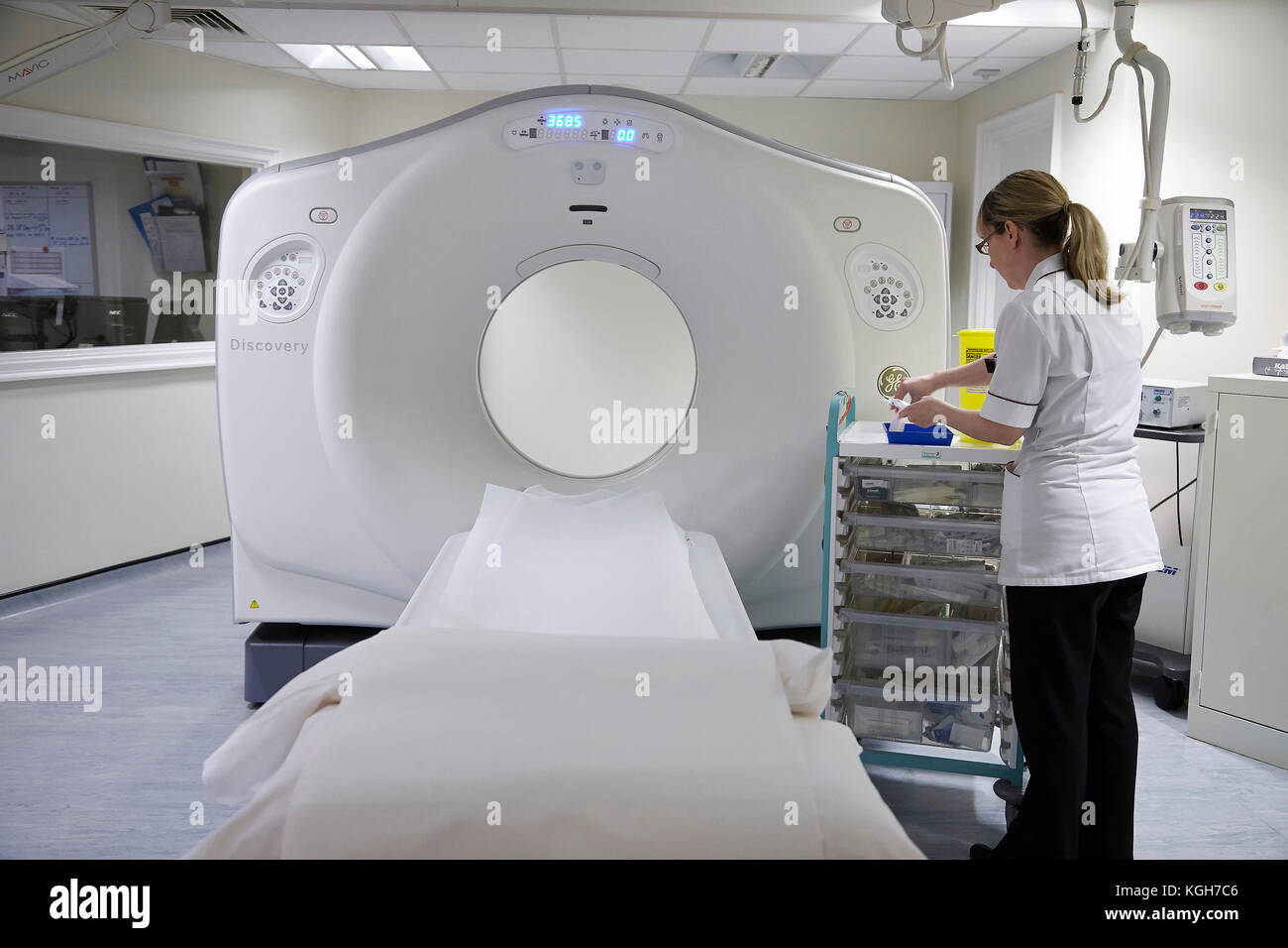 Ein radiologe Vorbereitung einer MRT-Untersuchung für einen Patienten in einem Krankenhaus in Großbritannien Stockfoto