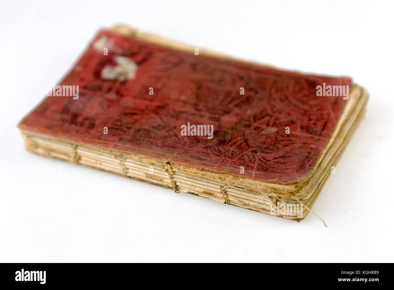 Alte antike getragen Buch mit roten Flecken auf Weiß. vintage Fadengeheftete drucken Veröffentlichung mit herausgerissen Wirbelsäule und sichtbare Gewinde. Stockfoto