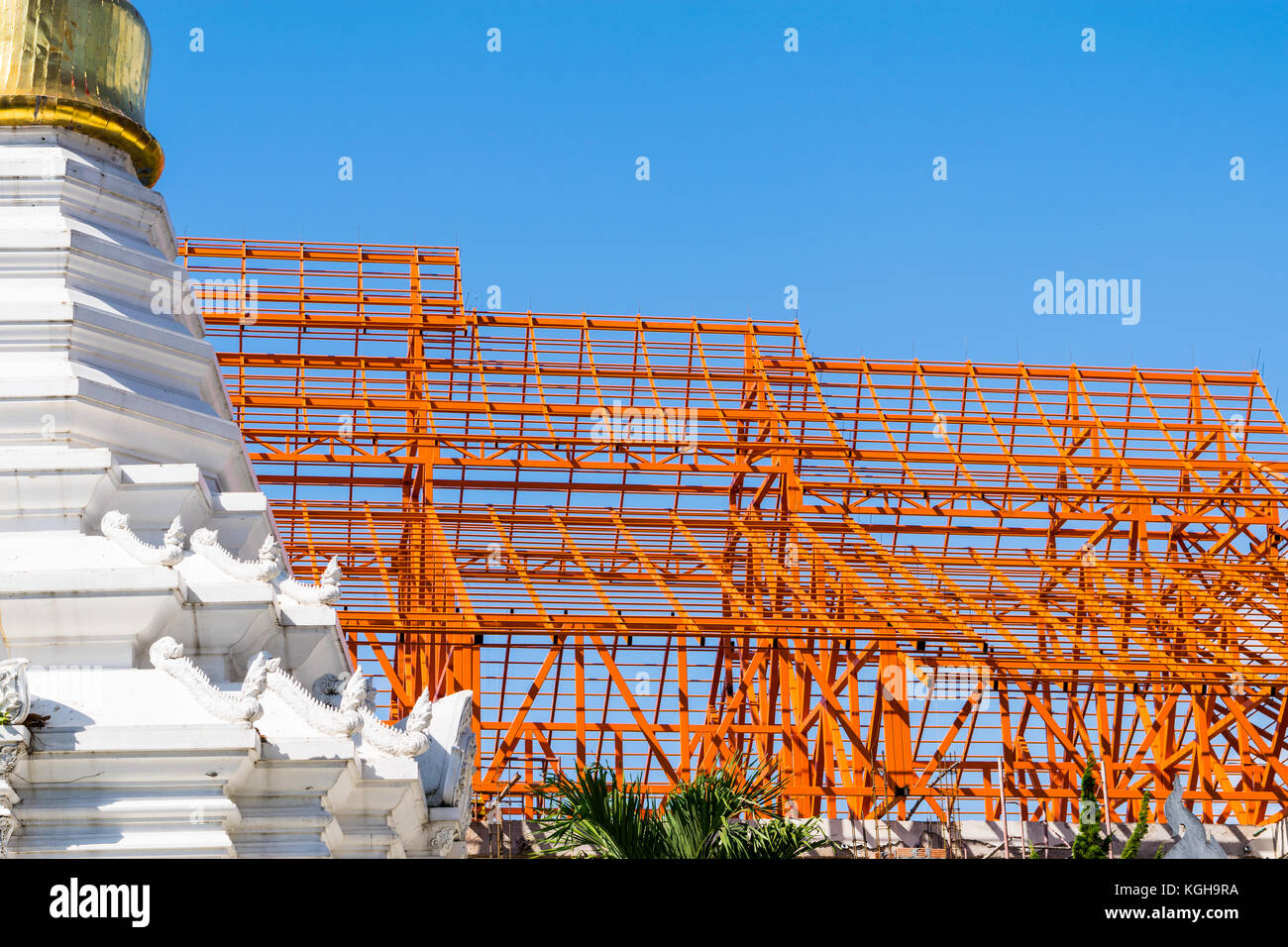 Thailändischer Tempel im Bau, Metallrahmen des Tempeldaches in Chiang Mai, Thailand Stockfoto