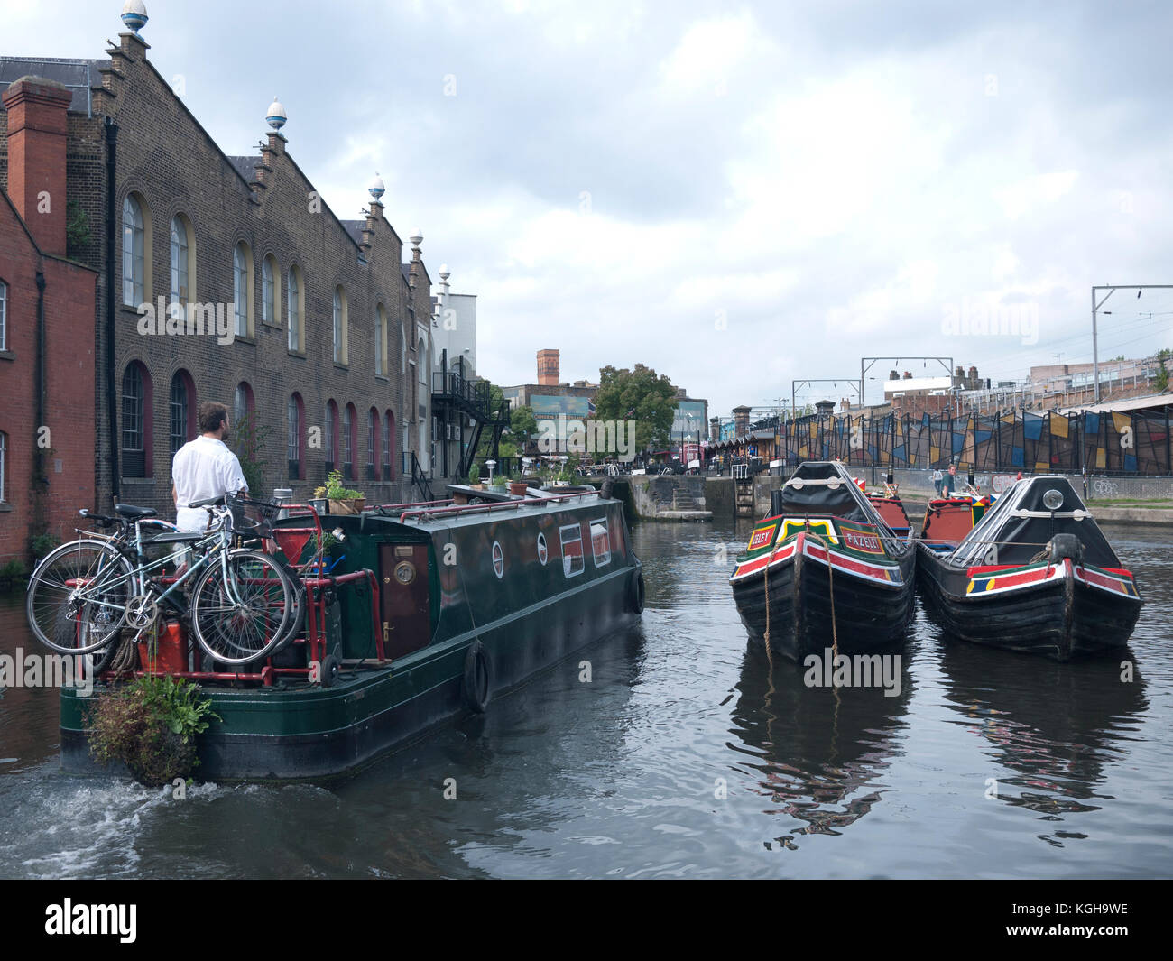 Kanal Boote einander vorbei in Camden Town in der Nähe von Camden Lock auf das Regent's Canal Stockfoto