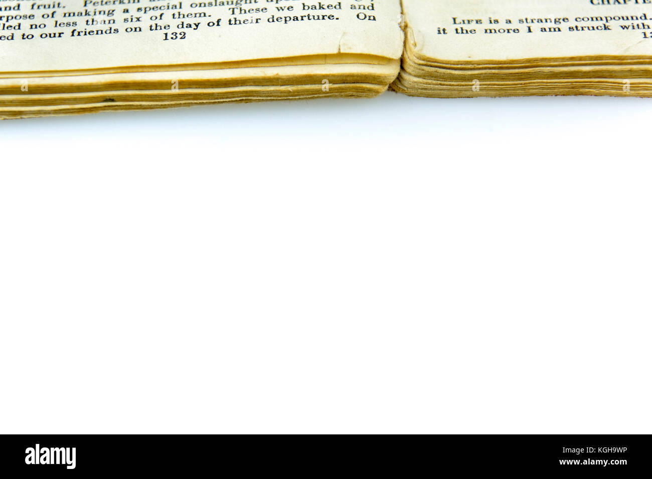 Alte antike Buch mit Text und abgenutzte Seiten geöffnet auf Weiß. Vintage Print Publikation Hintergrund mit kopieren. Stockfoto