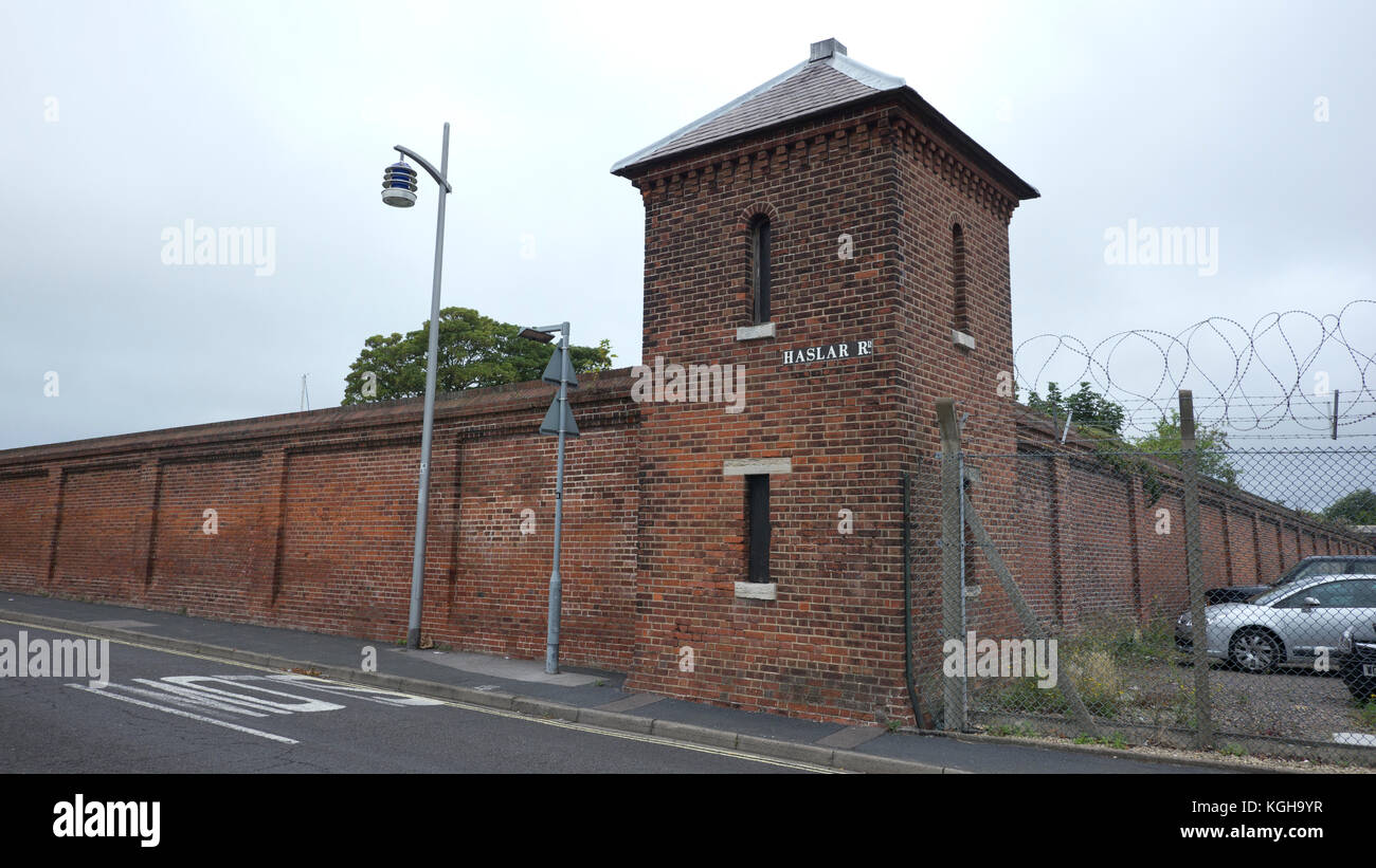 Wand die Einhausung der haslar Naval Hospital in Gosport, in der Nähe von Portsmouth, Hampshire auf haslar Straße Stockfoto