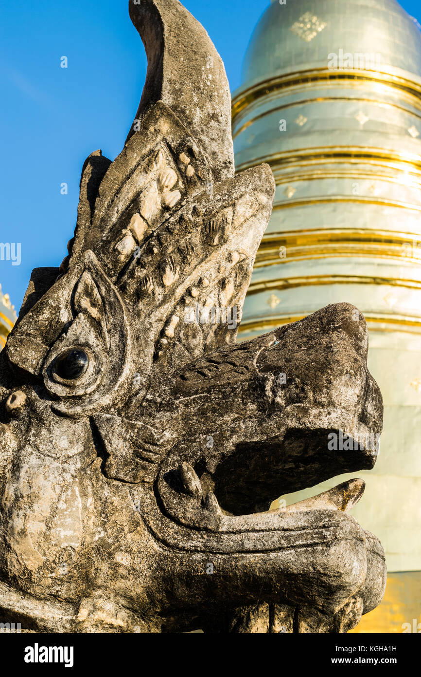 Details von Stone Dragon in einem thailändischen Tempel Wat Phra Singh in Chiang Mai, Thailand Stockfoto