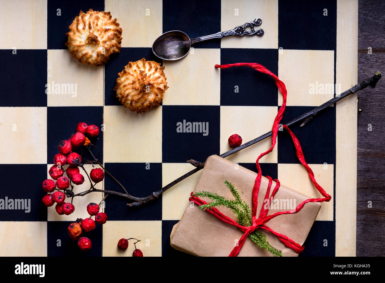 Weihnachten und das neue Jahr auf einem Schachbrett mit Kokos Gebäck vorhanden. Ansicht von oben, kopieren. Stockfoto