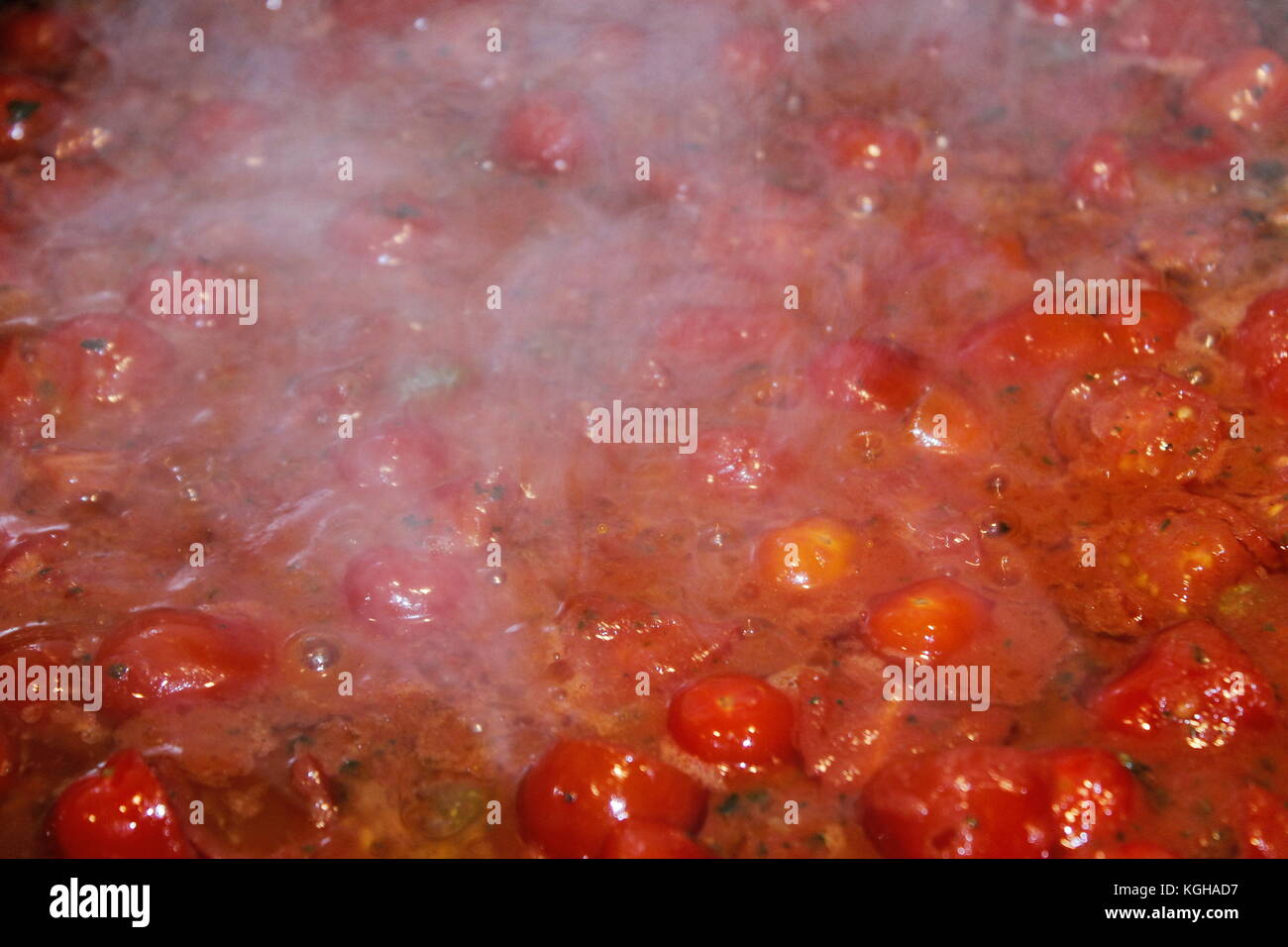Sauce mit frischen Tomaten kochen im Topf Stockfoto