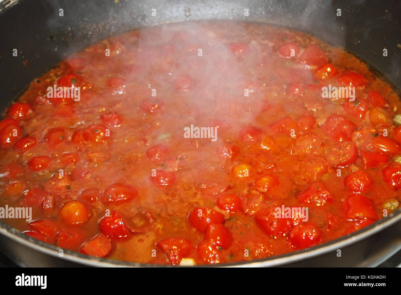Sauce mit frischen Tomaten kochen im Topf Stockfoto