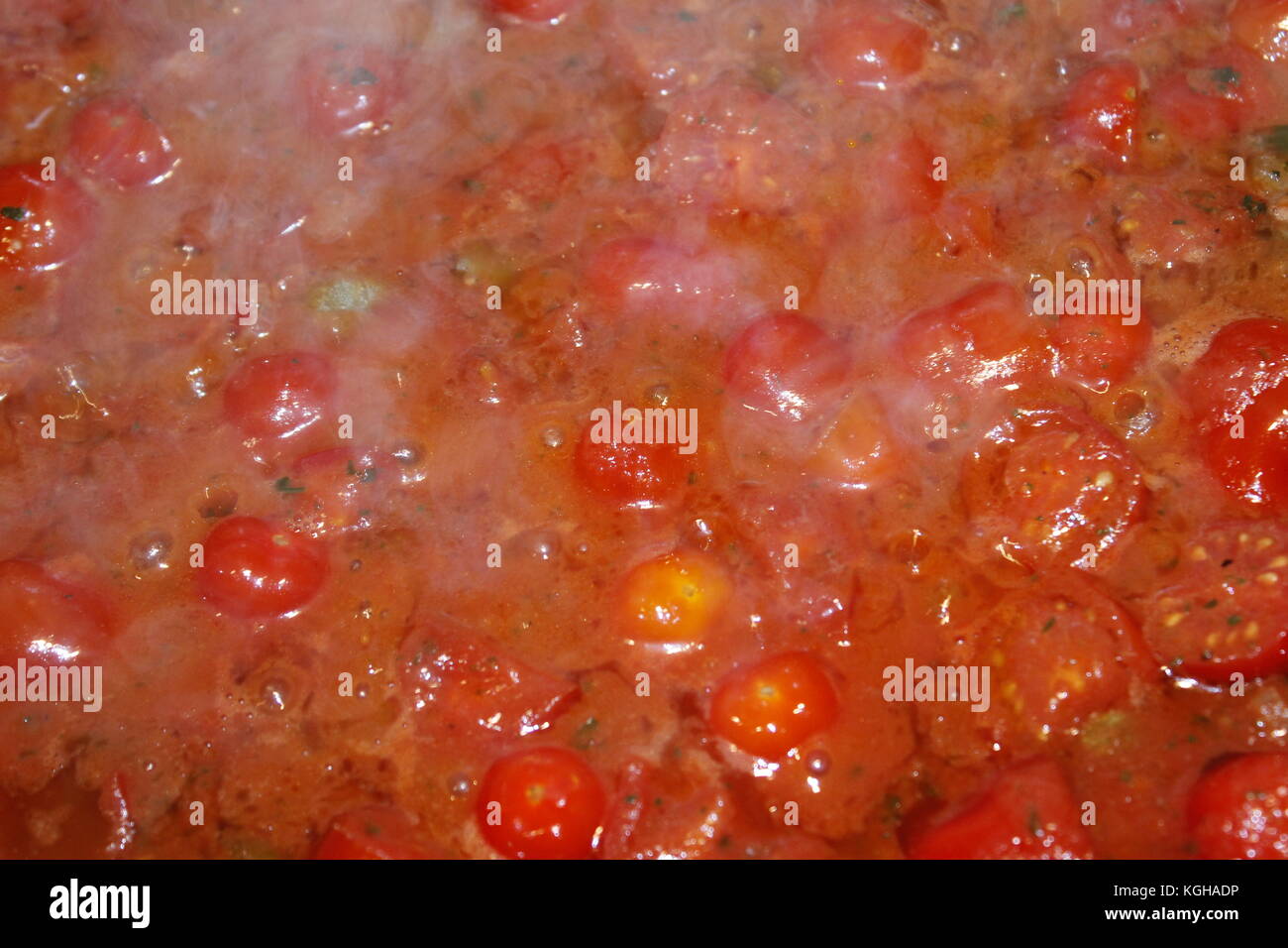 Sauce mit frischen Tomaten kochen im Topf Stockfoto
