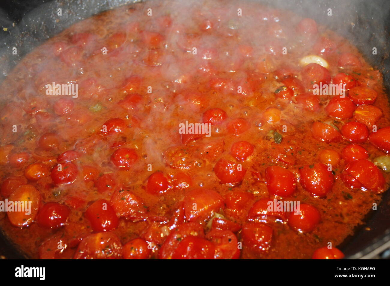 Sauce mit frischen Tomaten kochen im Topf Stockfoto