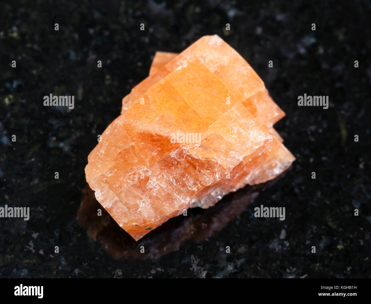 Makroaufnahmen von natürlichen Mineralgestein Muster - raw Crystal von chabazite Edelstein auf dunklem Granit Hintergrund von meknes - tafilalet Region, Marokko Stockfoto