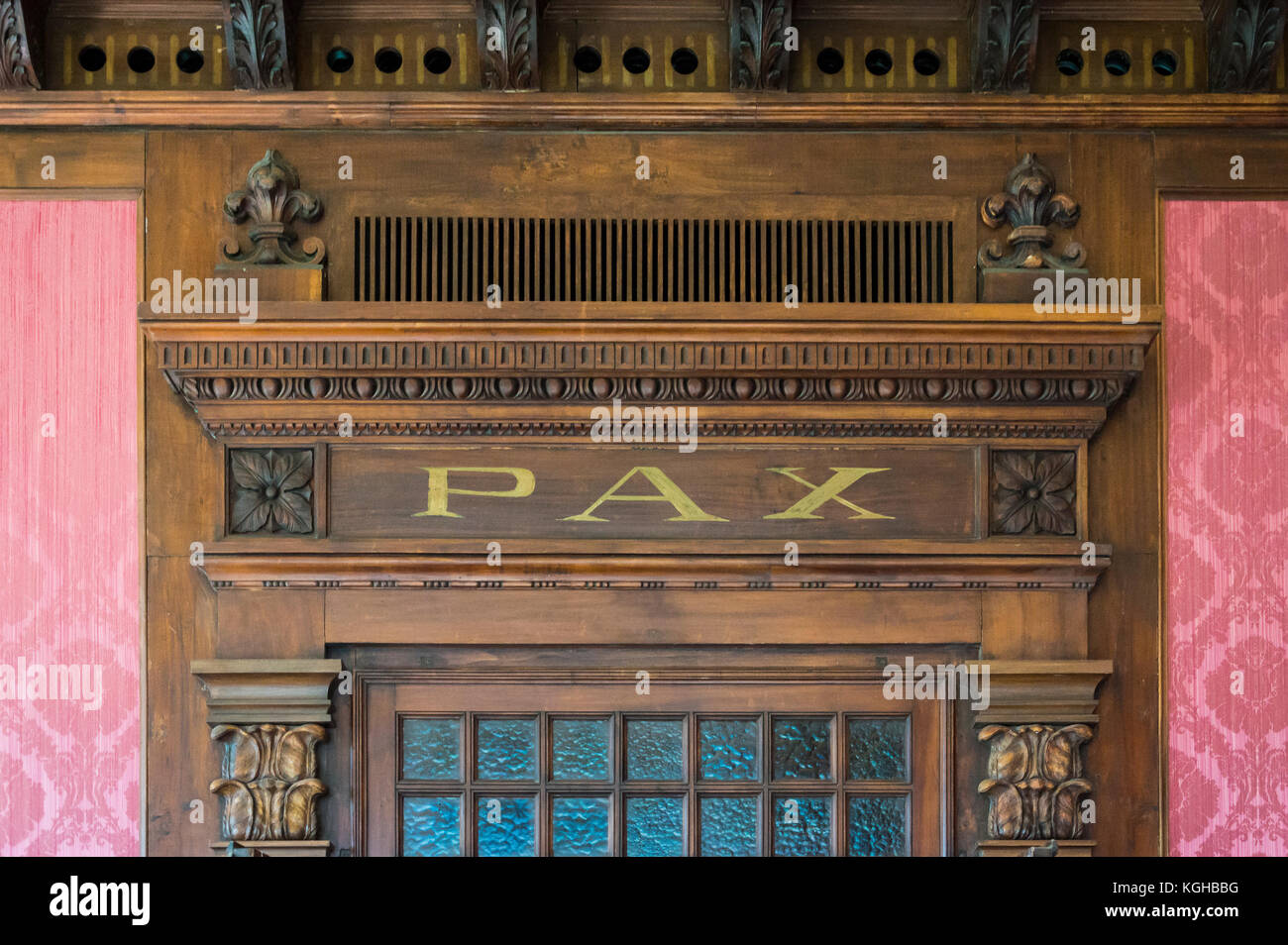 Holz Architektur Dekoration Detail mit Wort pax (Frieden). Stockfoto