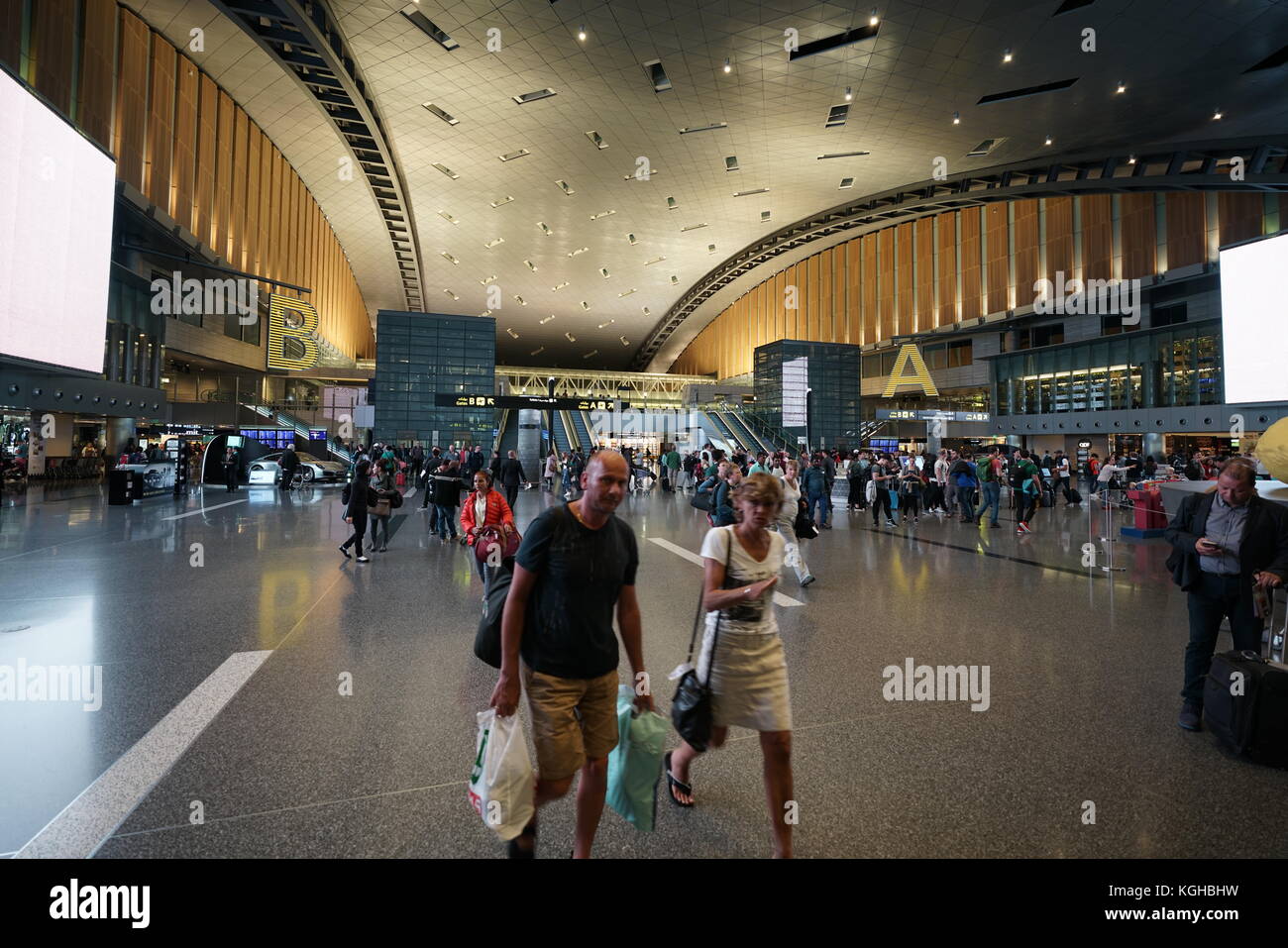 Hamad International Airport, Doha, Katar: terminal Innenraum, die zu den Toren Stockfoto