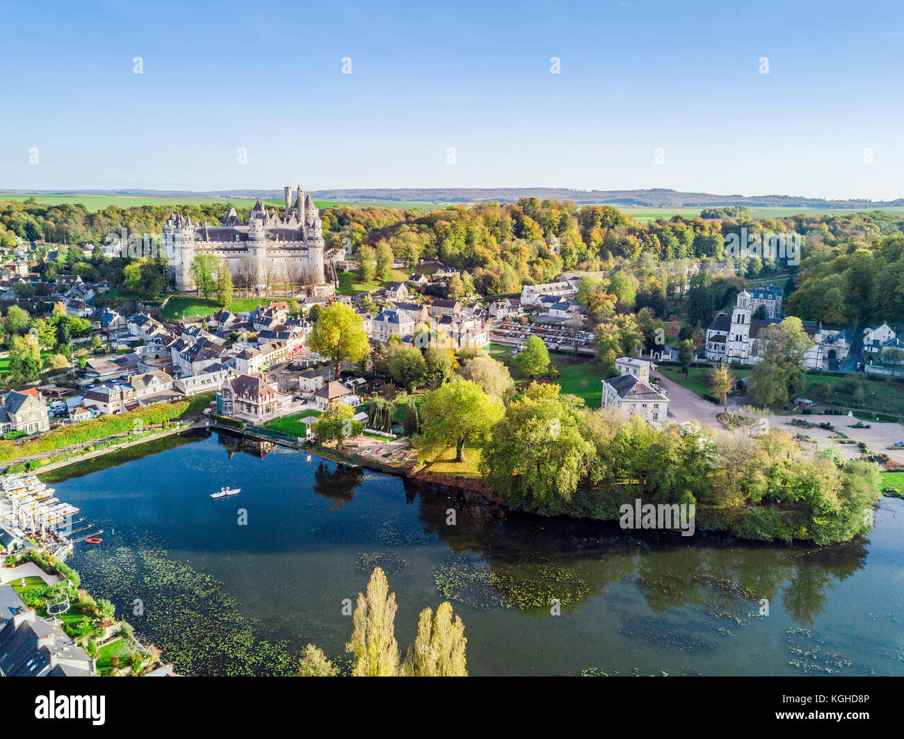 Erstaunlich Schloss Pierrefonds in natürlicher Umgebung, Frankreich Stockfoto