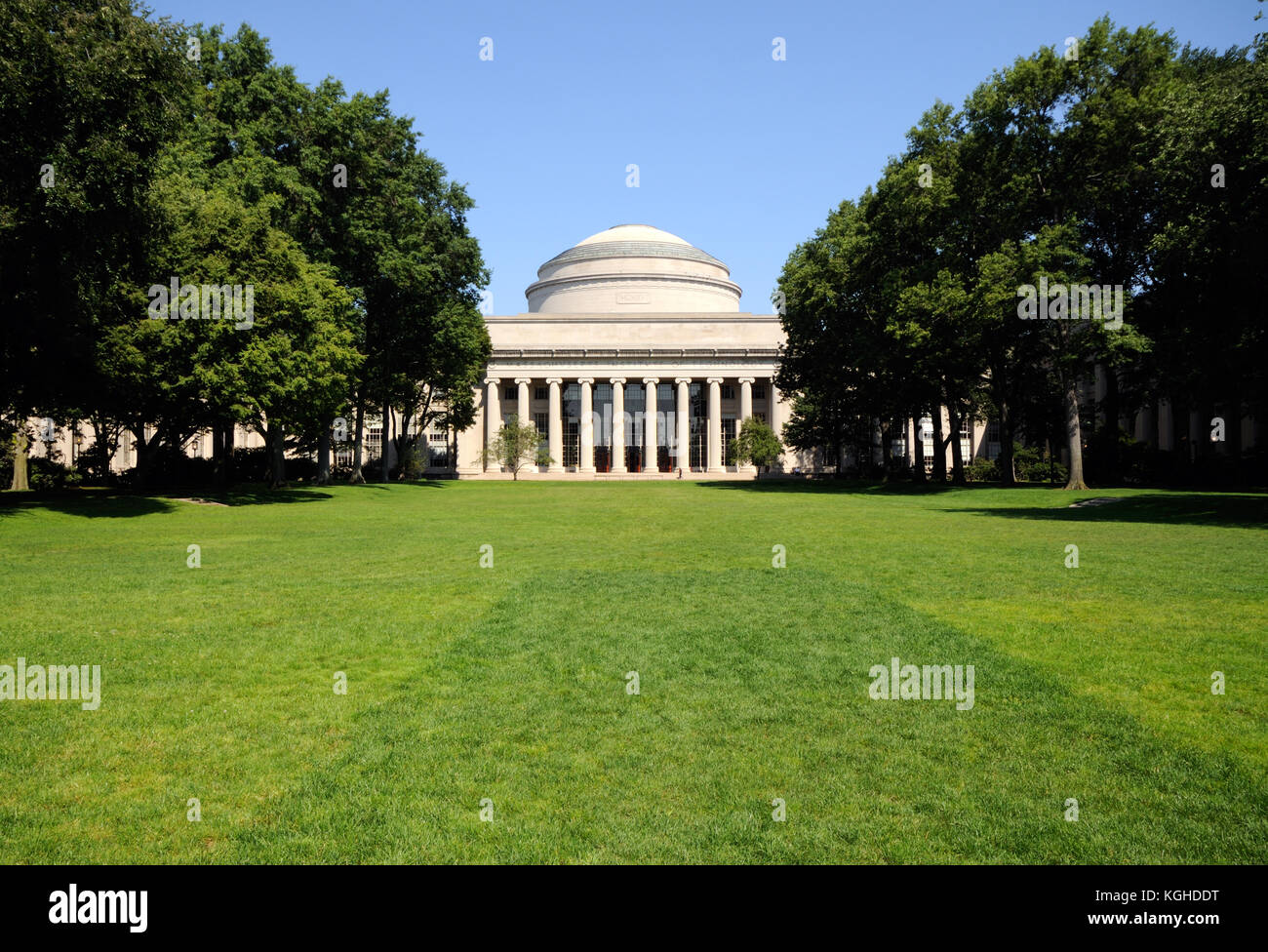 Killian Court und Gebäude 10, mit seinem Wahrzeichen große Kuppel und klassischen Stil kolonnade am MIT, Cambridge, Massachusetts Stockfoto