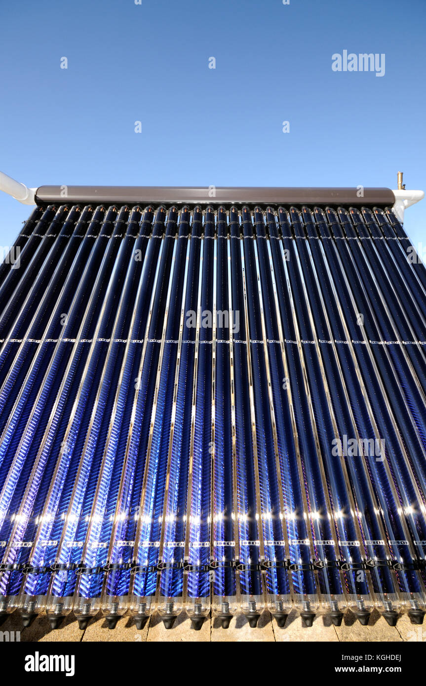 Vakuumröhrenkollektor Solarkollektoren Stockfoto