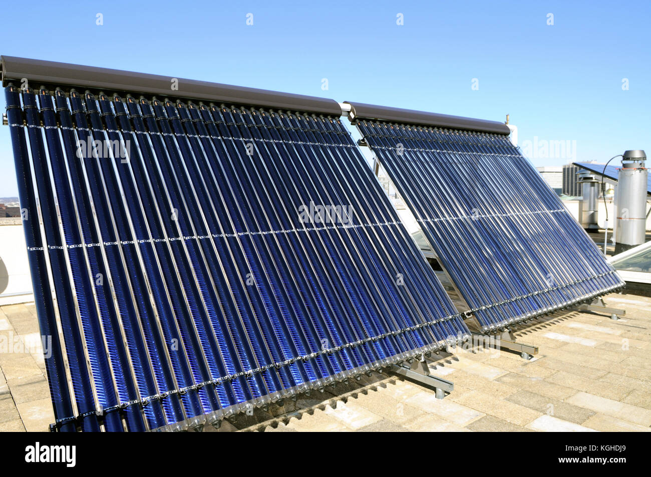 Vakuumröhrenkollektor Sonnenkollektor Sonnenkollektoren auf dem Dach Stockfoto