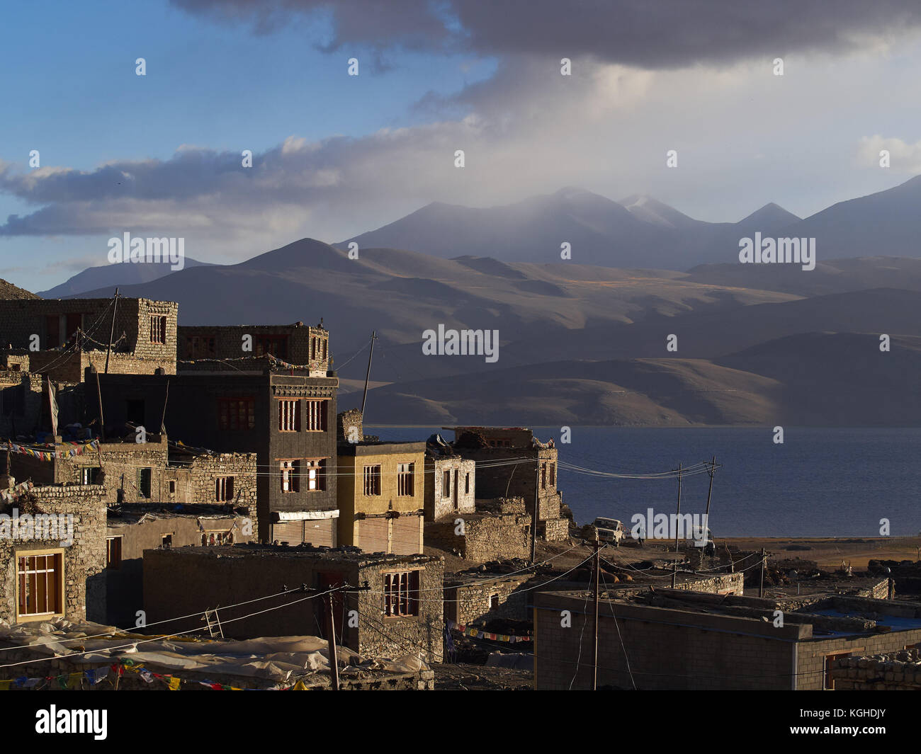 Tibetische Bergdorf, Ton Häuser mit flachen Dächern und quadratischen Fenstern ein Bündel am Ufer eines Bergsees stehen, den Himalaya. Stockfoto