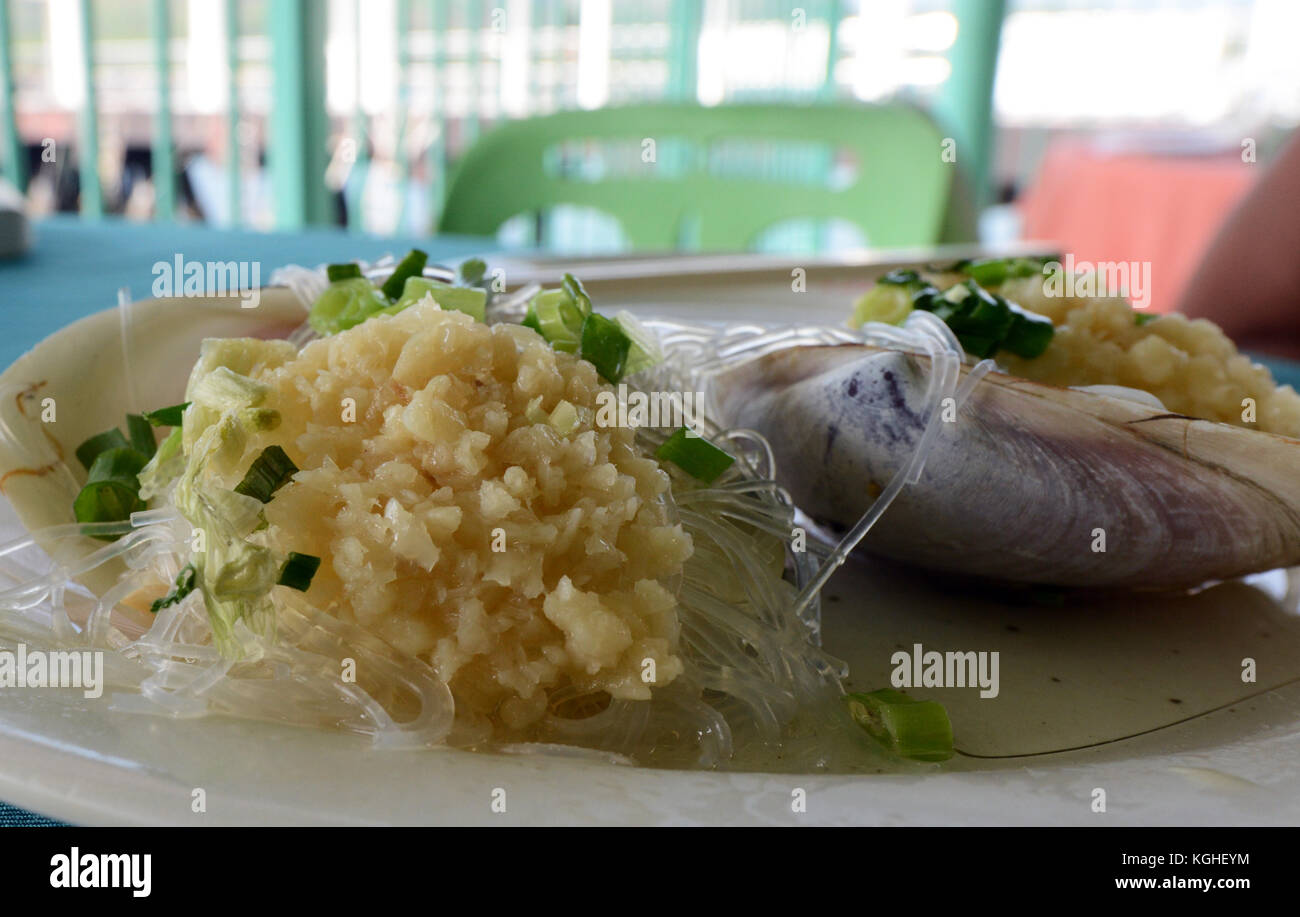 Clam mit Knoblauch in einem seafood restaurant auf Lamma serviert. Stockfoto