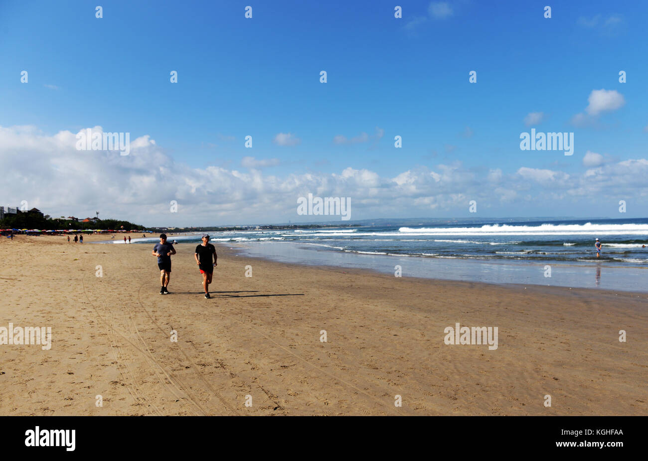 Morgen laufen auf Kuta Beach / Strand von Seminyak, Bali. Stockfoto