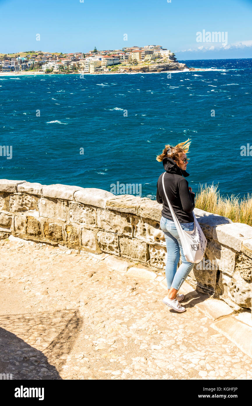Eine Frau schaut auf das Meer bei Mackenzie's Point in der Nähe von Bondi Beach in Sydney, NSW, Australien Stockfoto