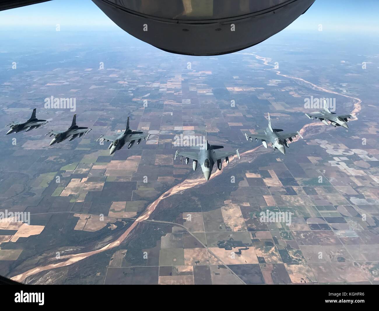 Sechs F-16Cs von der 549th Kampftraining Geschwader von der Nellis Air Force Base, Nev, fliegen in Formation nach Erhalt Kraftstoff aus dem Okies am Tinker Ai Stockfoto