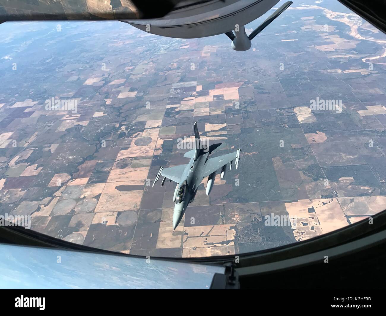 Eine F-16C von der 549th Kampftraining Geschwader von der Nellis Air Force Base, Nev, bricht nach dem Erhalt der Kraftstoff von der Okies am Tinker Air Force Stockfoto