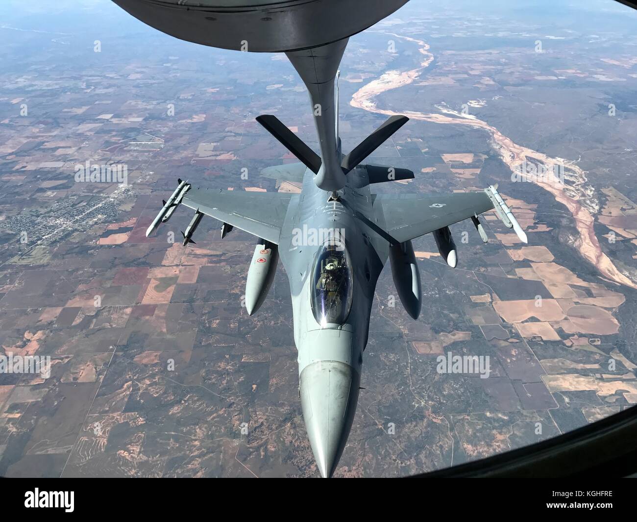 Eine F-16C von der 549th Kampftraining Geschwader von der Nellis Air Force Base, Nev, erhält den Kraftstoff aus dem Okies am Tinker Air Force Base Okt. 27, 2017 Stockfoto