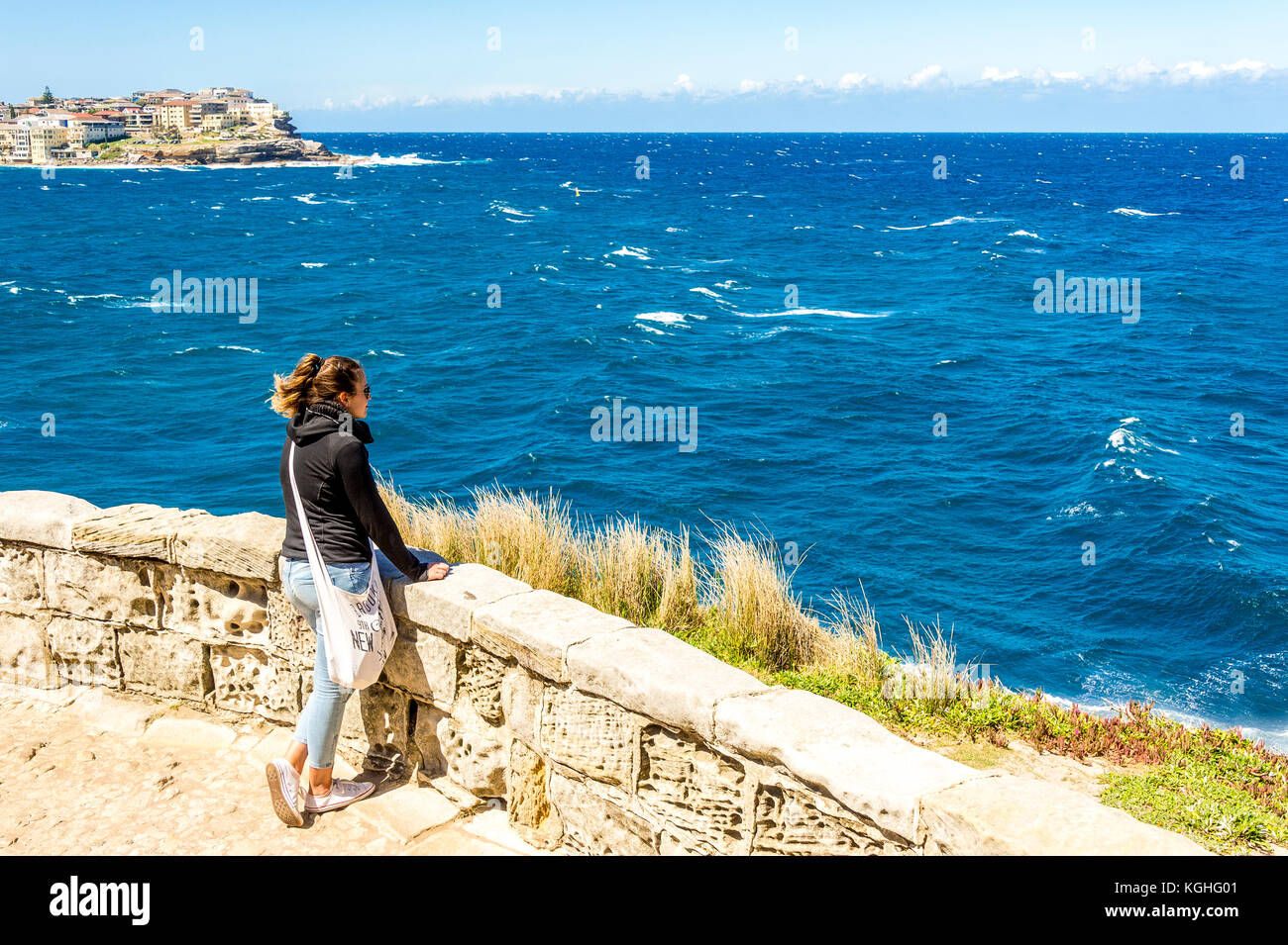 Eine Frau schaut auf das Meer bei Mackenzie's Point in der Nähe von Bondi Beach in Sydney, NSW, Australien Stockfoto