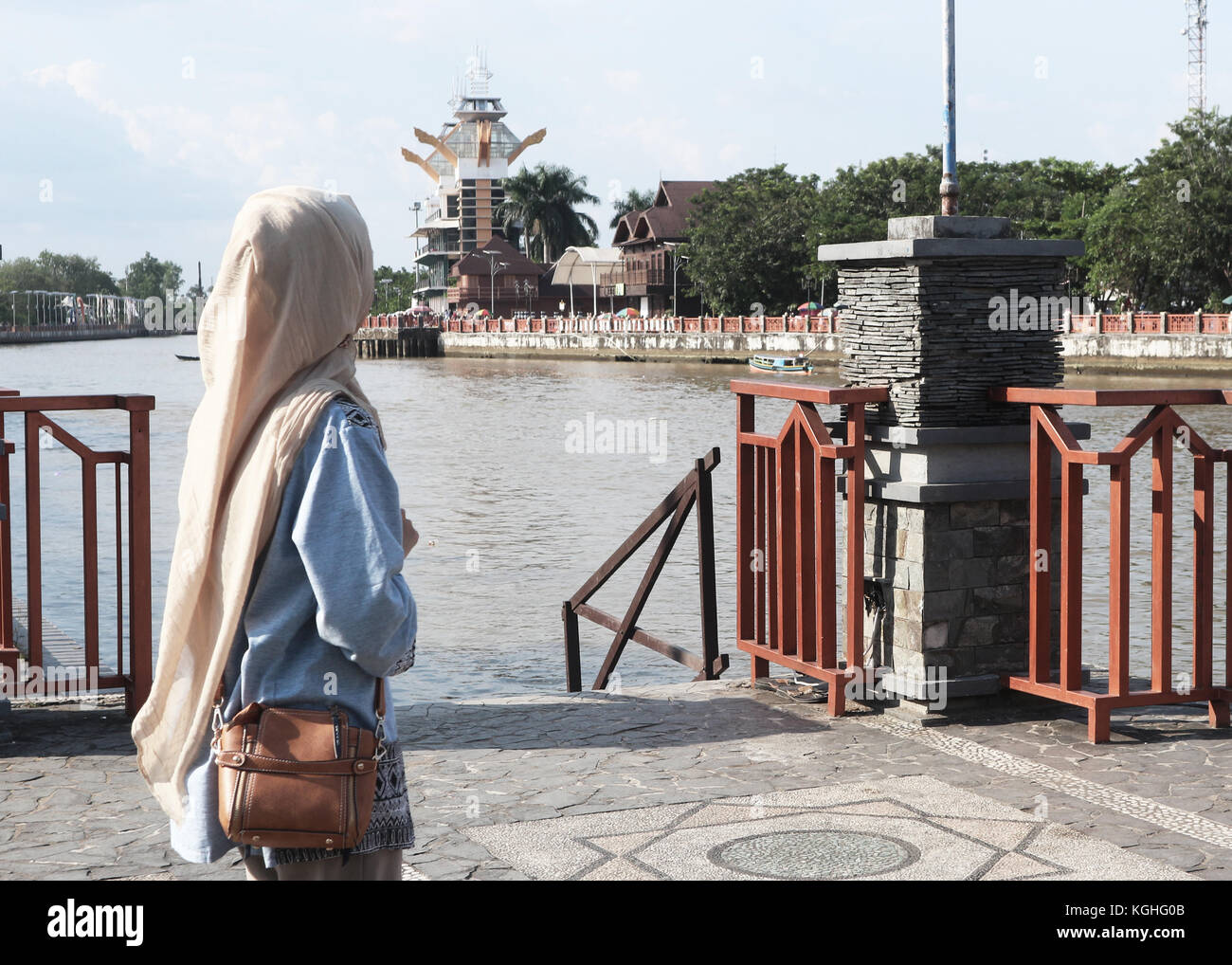 Frau mit Schal hijab, Outdoor, auf die Bucht oder den Hafen in Richtung Wasser suchen Stockfoto