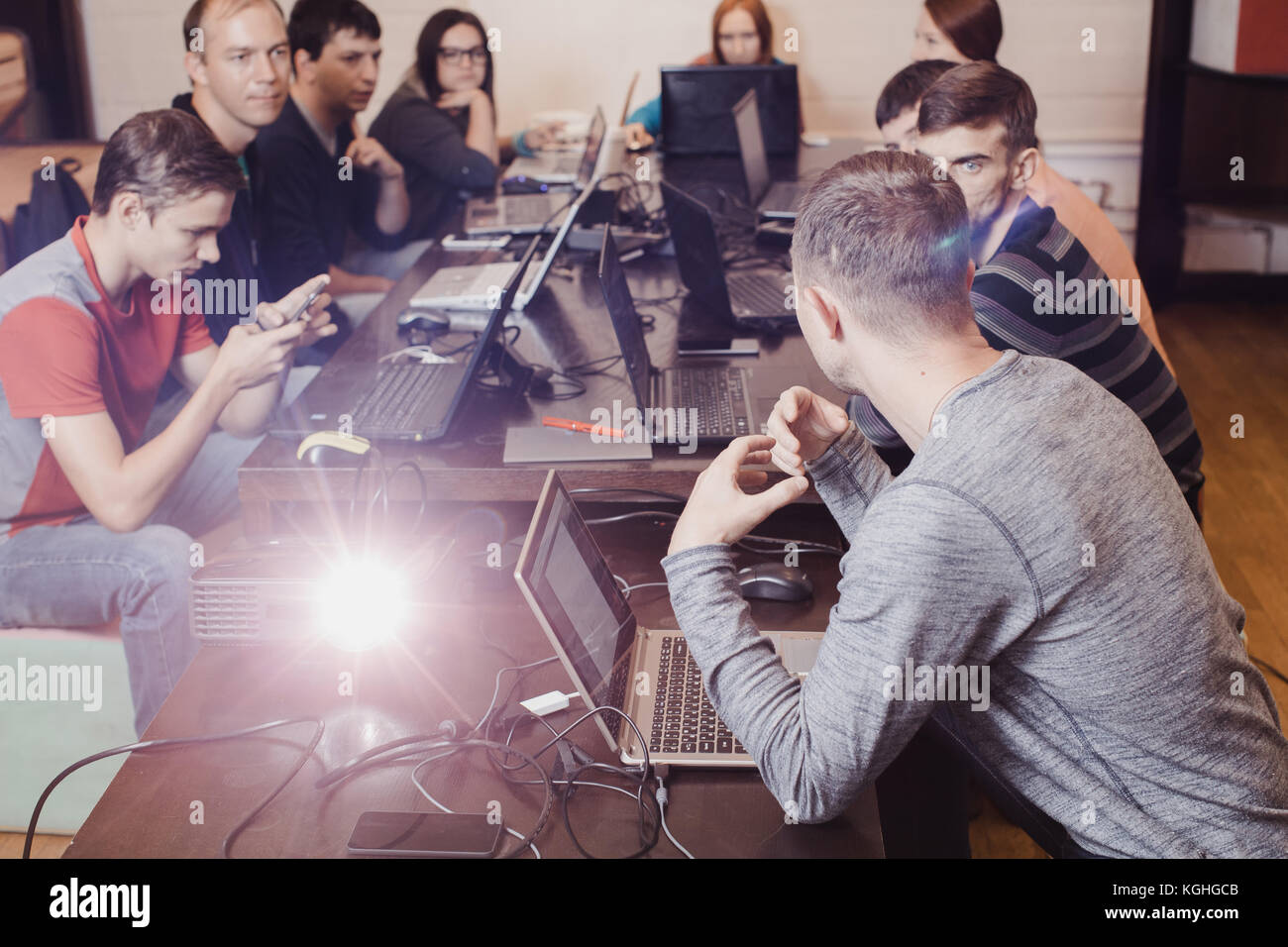 Personen in einem Team arbeiten am Laptop Tisch Stockfoto