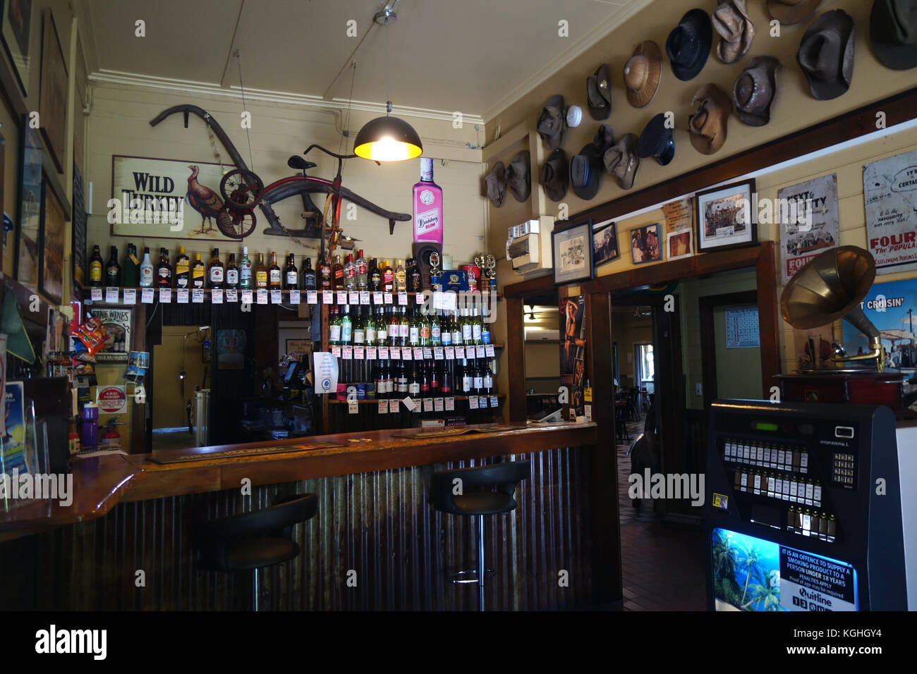 Öffentliche Bar im historischen El Arish Taverne, in der Nähe von Tully, Far North Queensland, Australien. Keine PR Stockfoto