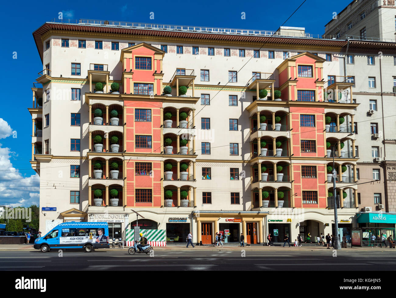 Moskau, Russland - 24. Juli. 2017. Das Wohnhaus von 1936-1940 wurde gebaut, ein architektonisches Denkmal. Stockfoto