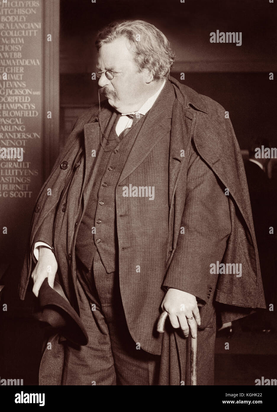 Gilbert Keith Chesterton (1874 - 1936), bekannt als G.K. Chesterton, 1925 mit charakteristischem zerknittertem Hut, Umhang und Stock (Schwertstab). Chesterton war ein englischer Schriftsteller, Philosoph, Dramatiker, Dichter, Journalist, Redner, Laientheologe, Biograph, christlicher Apologe, Literatur- und Kunstkritiker. Er ist vor allem bekannt für Werke wie die Orthodoxie (1908), die Geschichten von Pater Brown (1910-1935), der ewige Mann (1925), der Mann, der Donnerstag war (1908) und der Napoleon von Notting Hill (1904). Stockfoto