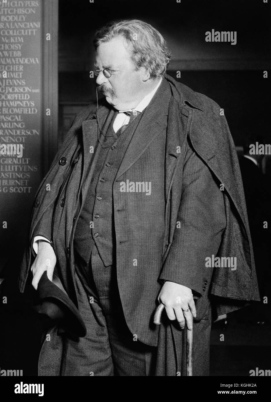 Gilbert Keith Chesterton (1874 - 1936), bekannt als G.K. Chesterton, 1925 mit charakteristischem zerknittertem Hut, Umhang und Stock (Schwertstab). Chesterton war ein englischer Schriftsteller, Philosoph, Dramatiker, Dichter, Journalist, Redner, Laientheologe, Biograph, christlicher Apologe, Literatur- und Kunstkritiker. Er ist vor allem bekannt für Werke wie die Orthodoxie (1908), die Geschichten von Pater Brown (1910-1935), der ewige Mann (1925), der Mann, der Donnerstag war (1908) und der Napoleon von Notting Hill (1904). Stockfoto
