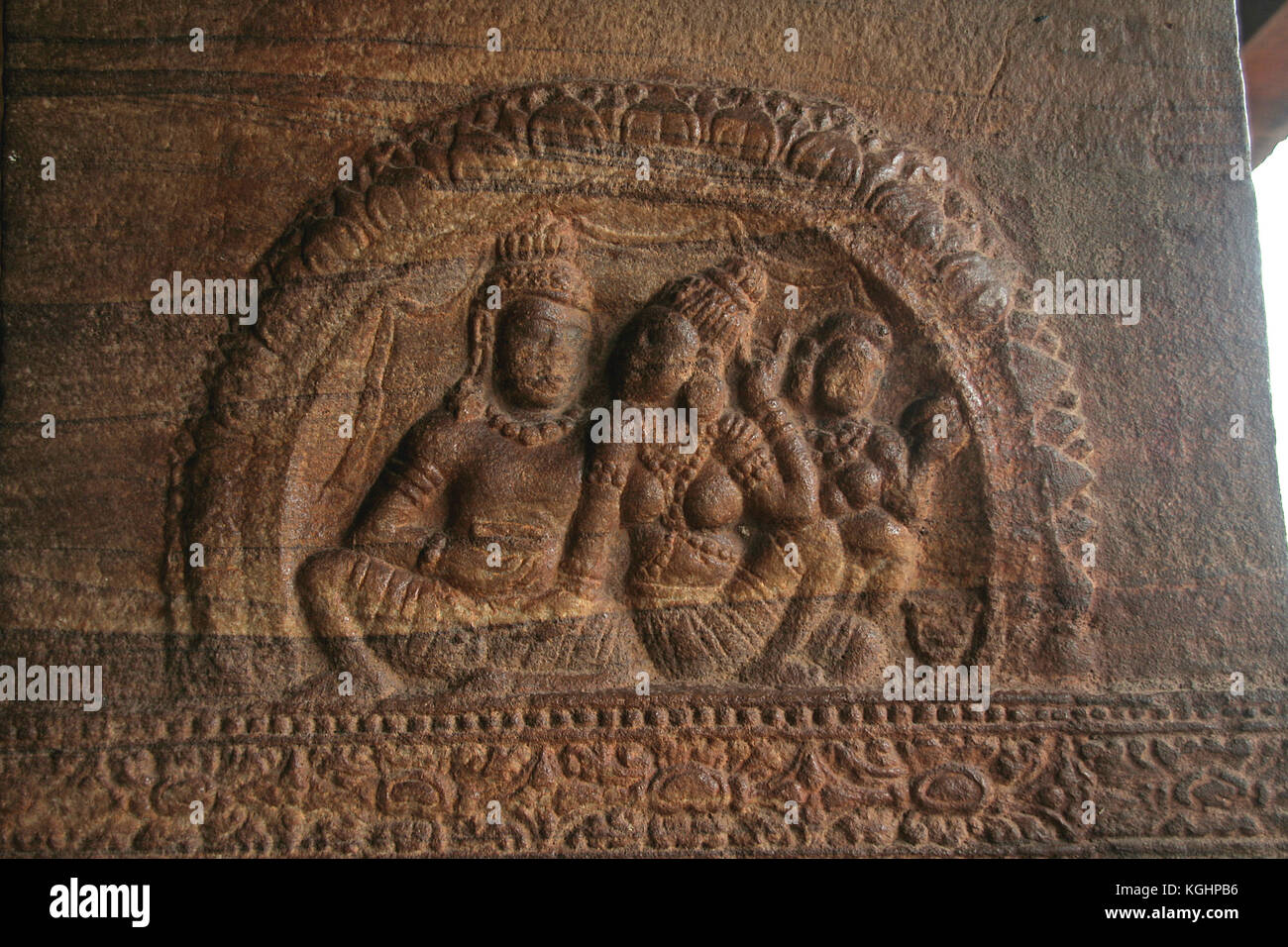 Skulptur der göttlichen Paar auf Säule der Höhlentempel in badami, Karnataka, Indien, Asien Stockfoto