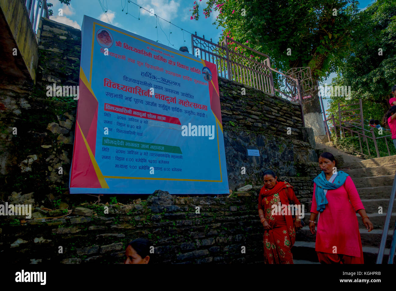 Kathmandu, Nepal - September 04, 2017: nicht identifizierte Frau wandern am Morgen in der Nähe einer informativen Zeichen an im Freien in Kathmandu, Nepal Stockfoto
