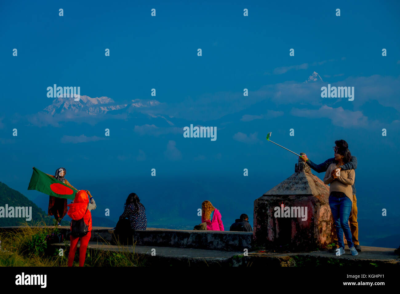 Pokhara, Nepal, September 04, 2017: Unbekannter Touristen im Hilltop der sarangkot Aussichtspunkt, Fahnen und unter selfies in die Berge Annapurna bei Sonnenaufgang am sarangkot anzuzeigen, Nepal Stockfoto