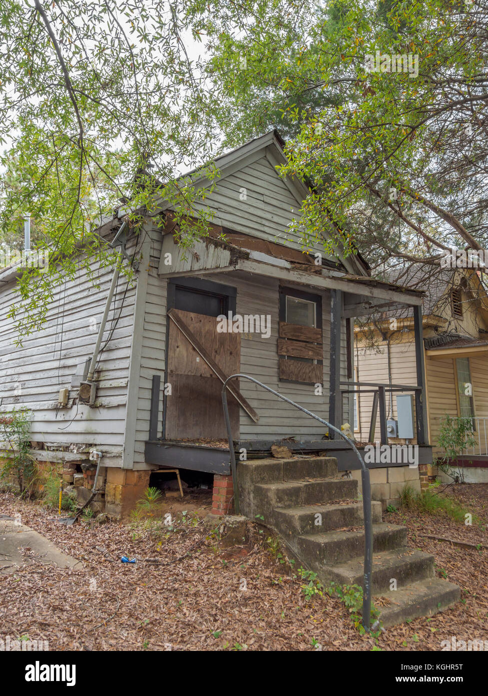 Mit Brettern vernagelt, Abgebrochen, Haus in städtischen Niedergang, Decay, Feuerbrand, und amerikanische Armut in Montgomery, Alabama, USA. Stockfoto
