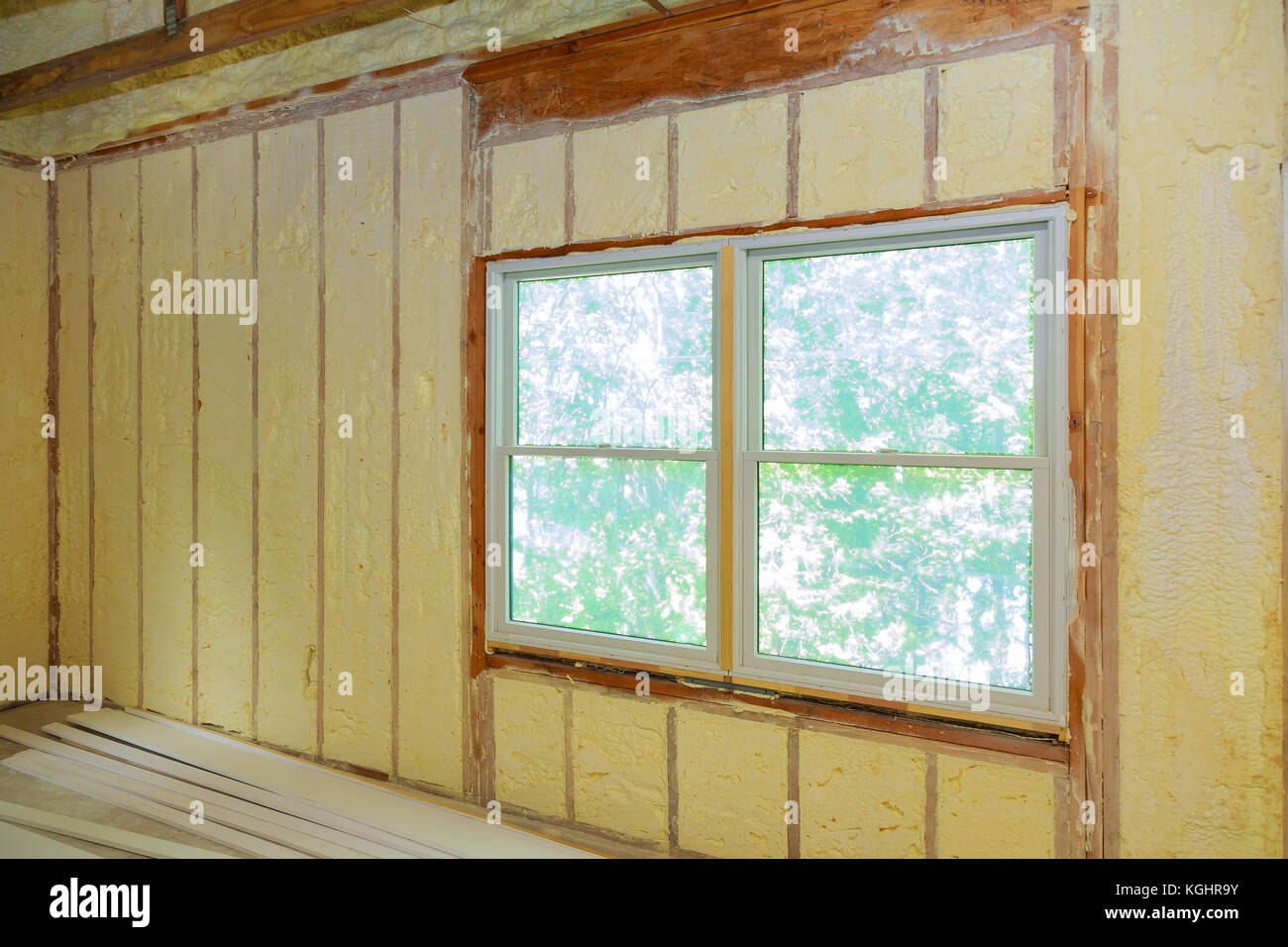 Isolation in einem neuen Erwärmung Haus polyurea Sprühen, Schäumen Beschichtung Isolierung von Dach. Stockfoto