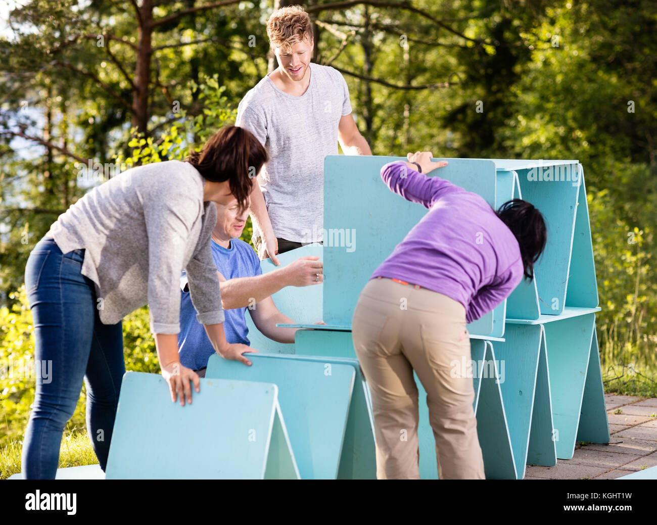 Making Friends Pyramide von Planken auf der Terrasse im Wald Stockfoto