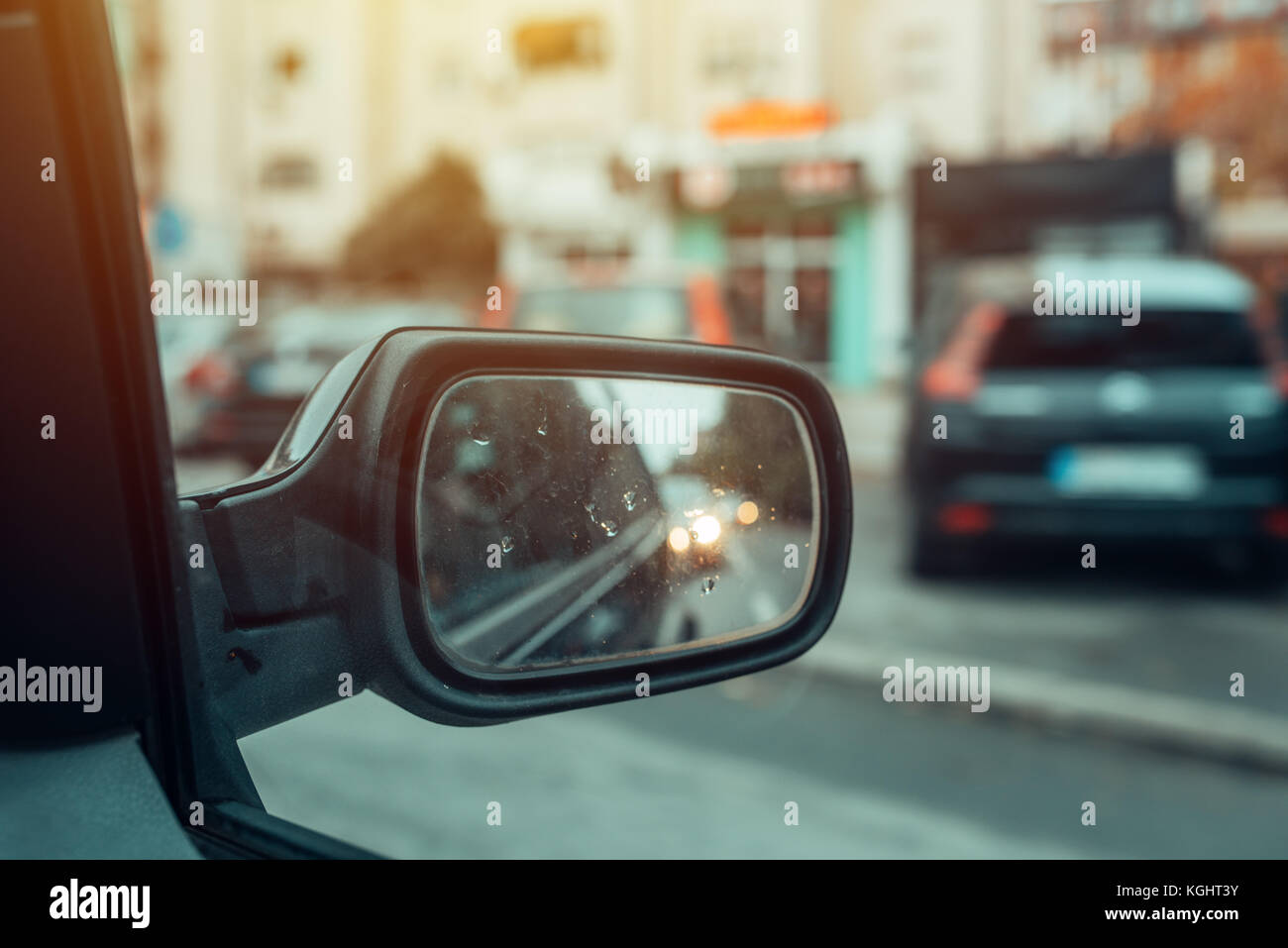 Reflexion der Stadtverkehr in Auto Außenspiegel. Fahren im