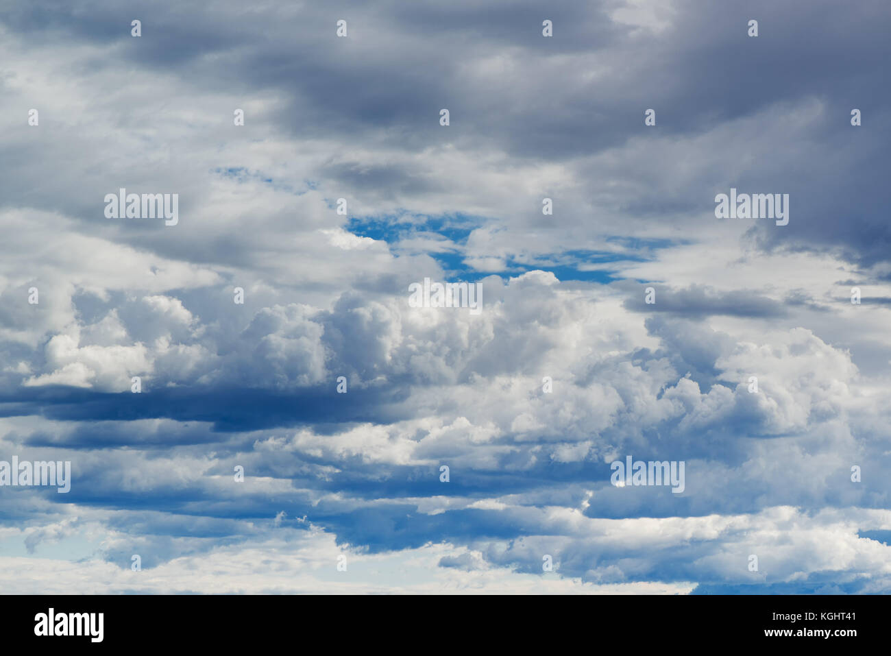 Cloudscape als Hintergrund, Sommer Himmel mit weißen Fluffy Clouds Stockfoto