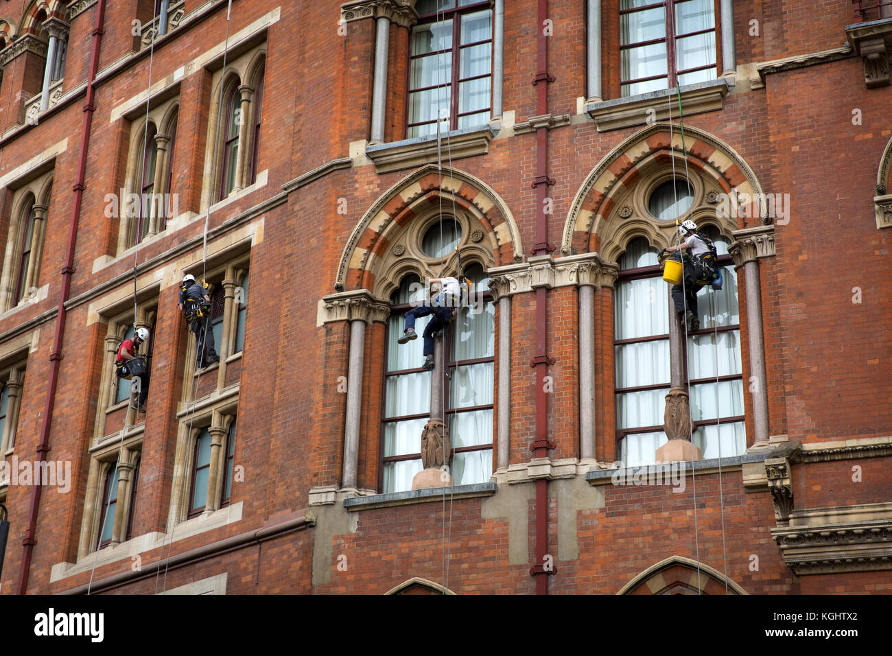 Fensterreiniger Arbeiten am Bahnhof St Pancras International und Renaissance Hotel, Euston Road, Camden, London, Vereinigtes Königreich Stockfoto