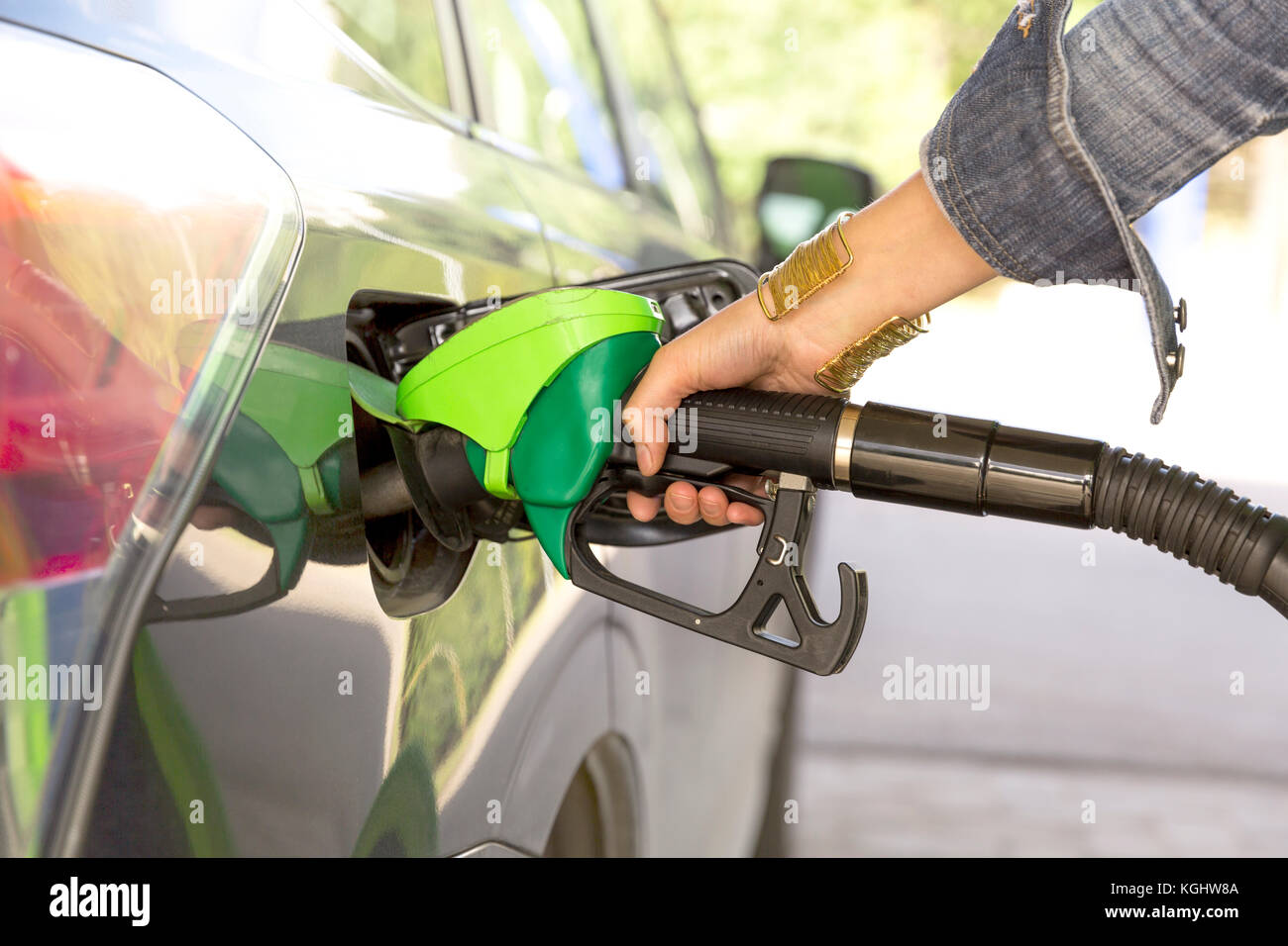 Die Hand einer Frau befüllen Gas Stockfoto