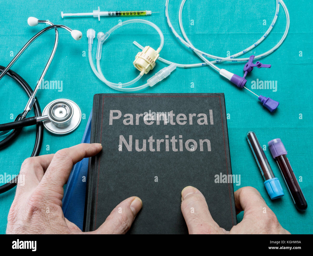 Arzt hält in seinen Händen ein Buch auf der parenteralen Ernährung, konzeptionelle Bild Stockfoto