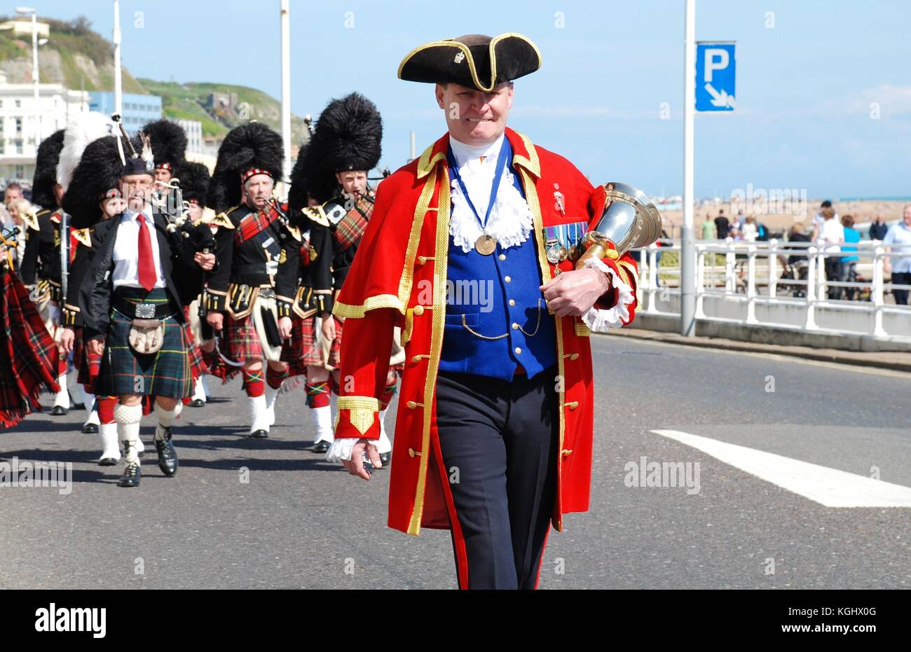 John bartholomew, stadtausrufer, führt die 1066 Rohre und Trommeln Band in einer st. George's Day Parade entlang der Strandpromenade am Hastings, Großbritannien am 27. März 2009. Stockfoto