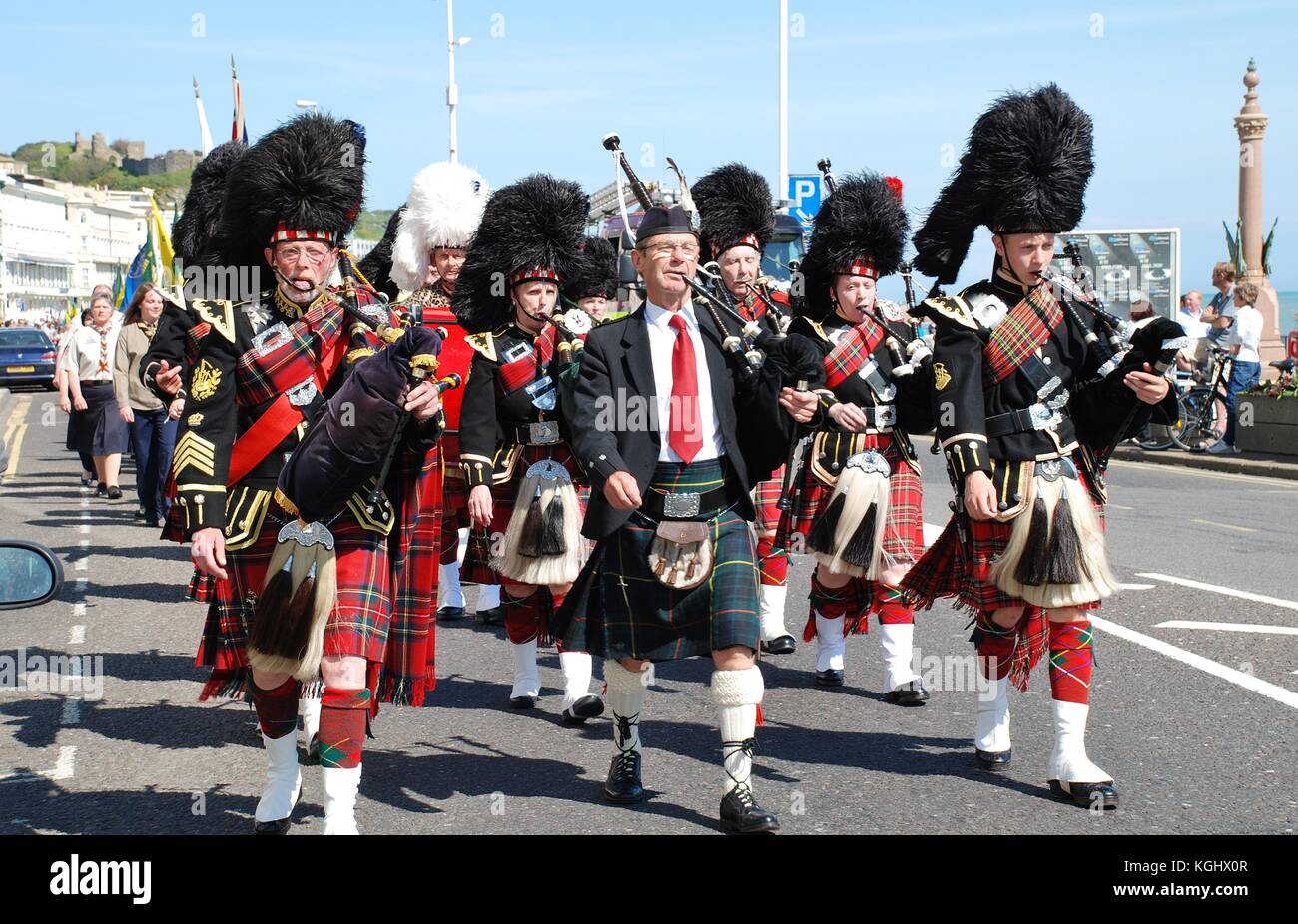 Die 1066 Pfeifen und Trommeln Band nehmen Teil an der St. George's Day Parade entlang der Strandpromenade am Hastings in East Sussex, England am 27. April 2009. Stockfoto